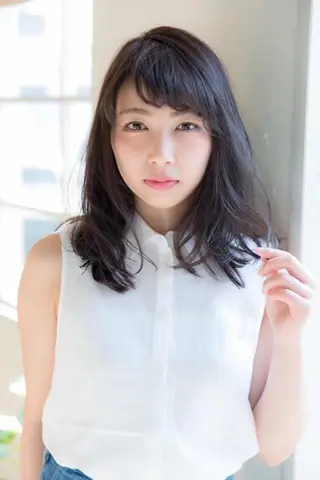 ミディアム ハイトーン/ワンカラ /レイヤー/ウルフのヘアスタイル