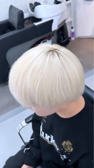 ミディアム カラー メンズ 艶ハイトーンブリーチ 🌈小林侑雅のヘアスタイル
