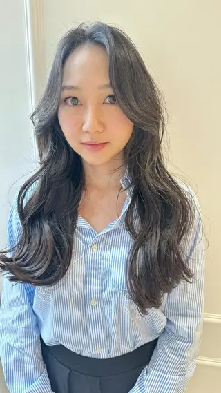 ロング ベージュ/インナー カラー🤍Rieのヘアスタイル