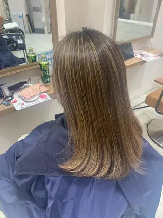 セミロング 伊藤 麻菜実のヘアスタイル