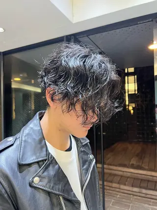 ミディアム メンズパーマ 岩成健志郎のヘアスタイル