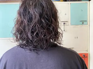 ミディアム パーマ メンズ ビーハイブデラックス所属・メンズパーマ ニュアンスパーマ田上のヘアスタイル