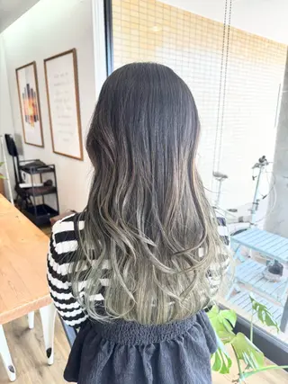 ロング カラー ツキダテ ユイのヘアスタイル