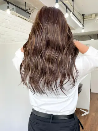 ロング 白いハイライト🤍 タナカリョウスケのヘアスタイル