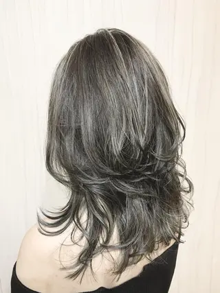 ミディアム パーマ カラー ヘアアレンジ 嶋村夏実🌼レイヤー 🌸白髪ぼかしのヘアスタイル