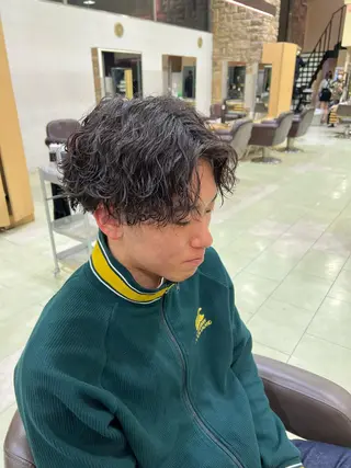 ミディアム パーマ メンズ アイブロウ ﾎｯﾄﾍﾟｯﾊﾟｰ に移行中【かな】のヘアスタイル