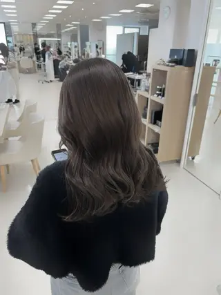 セミロング 推し活/韓国/ブリー チカラーminamiのヘアスタイル