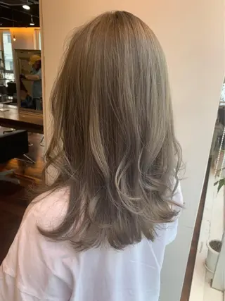 セミロング カラー 吉本 yoshimotoのヘアスタイル