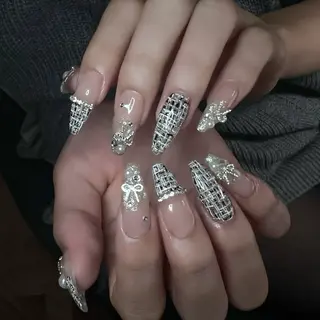 ネイル Y u a n🤍 pas á pasのネイルデザイン