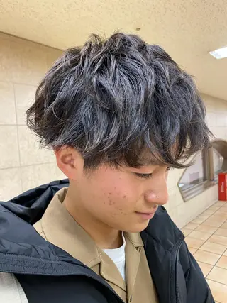 ショート パーマ メンズ 菅村 勇亮のヘアスタイル