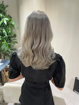 ロング カラー ブリーチとエクステ 最後の砦🤍アミルのヘアスタイル