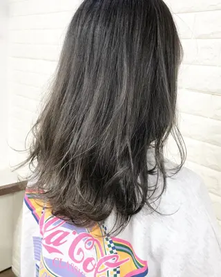 セミロング カラー famille所属・famille ファミーユのヘアスタイル