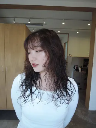 セミロング YUI／レイヤー カット/透明感カラーのヘアスタイル