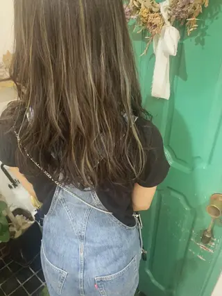 セミロング 佐藤 美咲のヘアスタイル