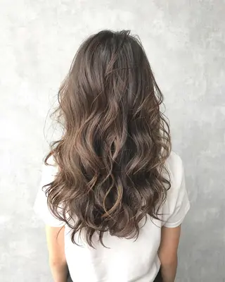 セミロング カラー TOMOYAレイヤー ブリーチ縮毛矯正のヘアスタイル