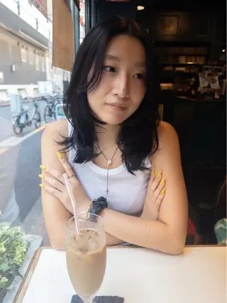 ミディアム カラー 菊地 柚乃のヘアスタイル