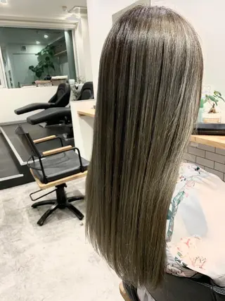 ロング ヨシミ カズヤのヘアスタイル