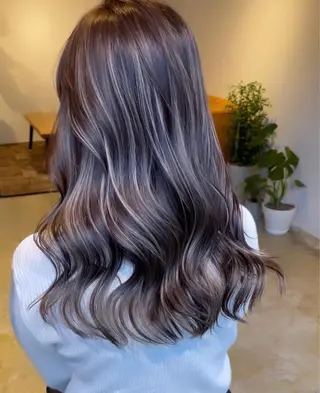 ロング カラー Merly Osakaのヘアスタイル