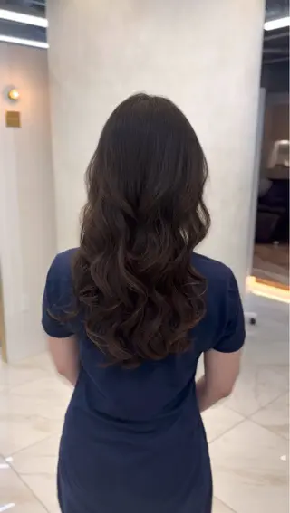 ロング ARMONY OMOTESANDO所属・本田秀幸 コテ巻き風パーマのヘアスタイル