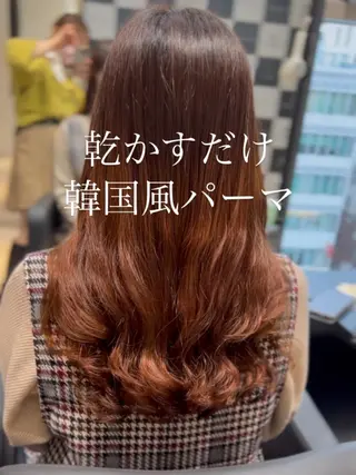 ロング カラー パーマ コテ巻き風パーマ 韓国風パーマ 無重力のヘアスタイル