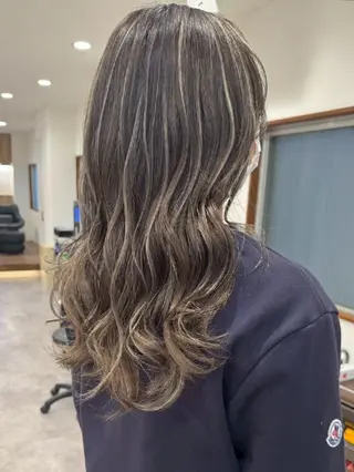 カラー kino 優里のヘアスタイル