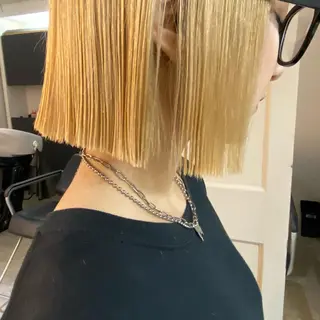 ショート 梅田ハイトーン チダ ヒナノのヘアスタイル