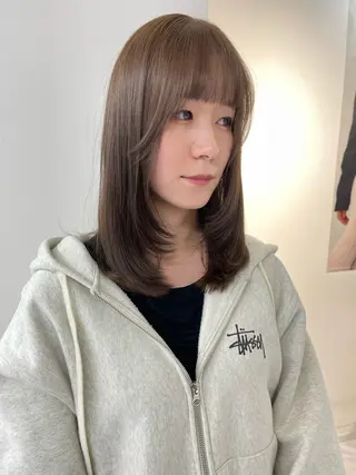 ミディアム カラー TATSU ミルクティーベージュのヘアスタイル