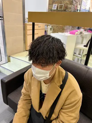 ミディアム パーマ メンズ ﾎｯﾄﾍﾟｯﾊﾟｰ に移行中【かな】のヘアスタイル