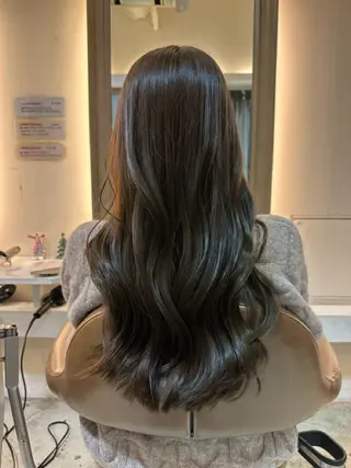 ロング タツキ／レイヤー／ パーマ／艶カラーのヘアスタイル