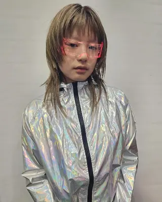 ミディアム Backbocker所属・ハイトーン/ブリーチ /デザインカラーのヘアスタイル