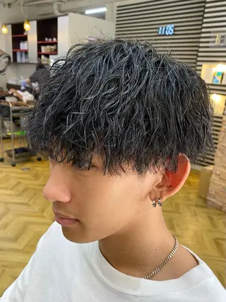 ショート パーマ メンズ センターパートの神様 マッシュ 関口 柊太のヘアスタイル