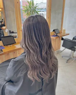 ロング カラー ヘアアレンジ 佐々木  まゆかのヘアスタイル