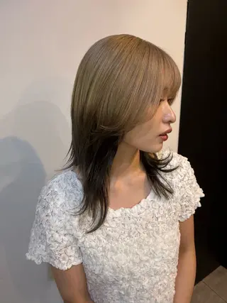 セミロング lapis  Rie シールエクハイトーンのヘアスタイル