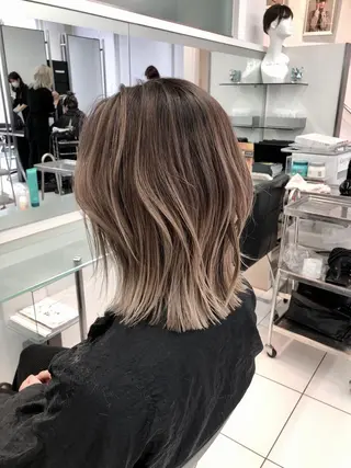 ミディアム 白髪ぼかしモデル募集 赤岡翔太のヘアスタイル