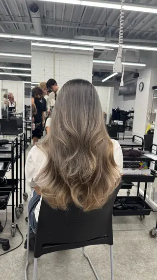 セミロング 透明感くすみカラー 🩶カナタ🩶のヘアスタイル