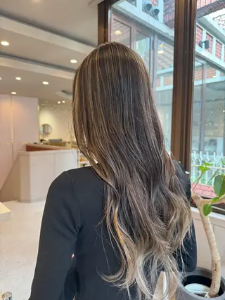 ロング カラー AYATO 'のヘアスタイル