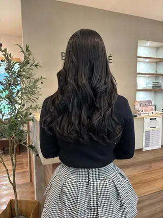 ロング カラー 髙木琉菜 レイヤー／艶カラーのヘアスタイル