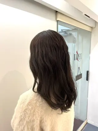 セミロング コテ巻き風パーマ 藤澤　知彌のヘアスタイル