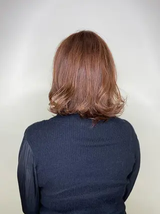 ミディアム カラー 佐治 梨乃のヘアスタイル