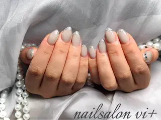 ネイル nailsalon vi+新人LiLiのネイルデザイン
