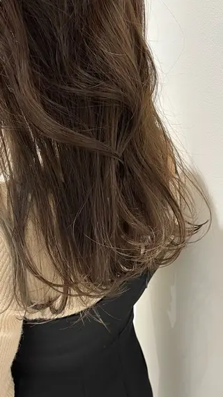 セミロング カラー 伊藤　由季 603号室のヘアスタイル