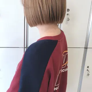 ショート レイヤー/顔まわり カット/地毛風カラーのヘアスタイル
