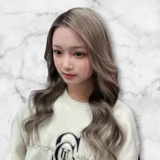 ロング セルバ所属・HIRORO ブリーチ/ハイトーンのヘアスタイル