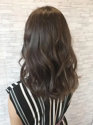 ミディアム 足立 磨咲のヘアスタイル
