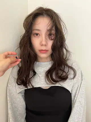 ミディアム パーマ pu+on. nailworks所属・fuyumi / ニュアンスネイルのネイルデザイン