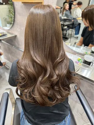 梅田/ベージュ／ 艶カラー／三宅空翔のヘアスタイル