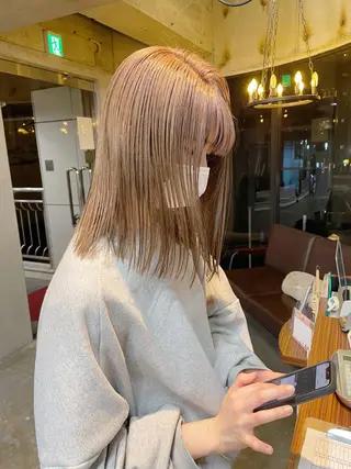 ミディアム カラー 髙橋一哉　ブリーチ/ ベージュカラーのヘアスタイル