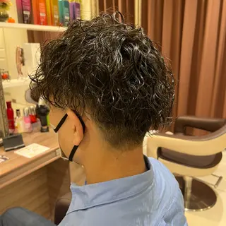 ショート パーマ メンズ ナチュラル暖色カラー 🤎 佐藤栞のヘアスタイル