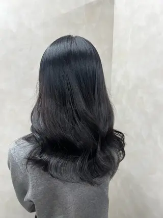 セミロング 岡野 綾のヘアスタイル
