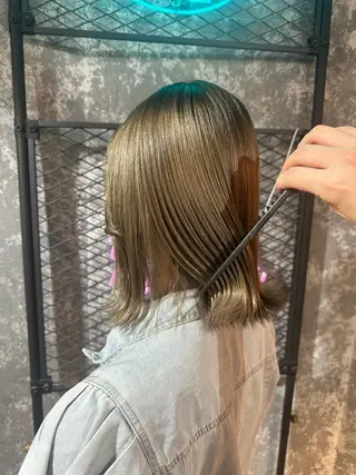 ミディアム カラー ブリーチカラー💙 𝗠𝗜𝗞𝗨のヘアスタイル